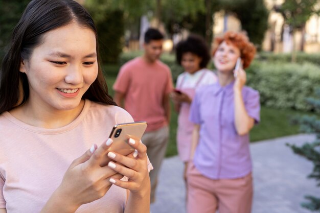 Kostenloses Foto nahaufnahme von menschen mit smartphones