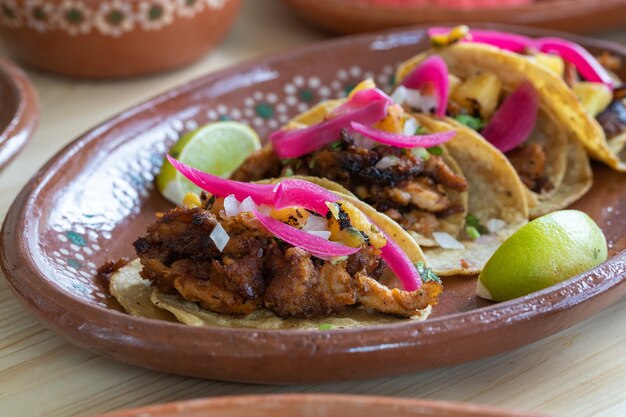 Nahaufnahme von mexikanischen leckeren Tacos de Pastor in einem Teller