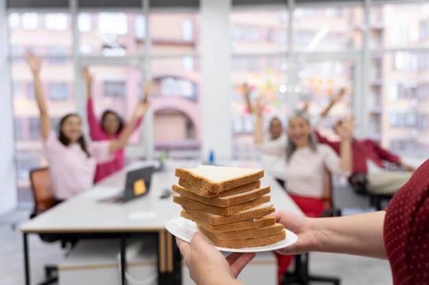 Nahaufnahme von Mitarbeitern, die eine Pause machen