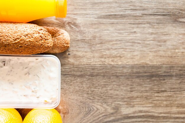 Nahaufnahme von Mittagessen in verschiedenen Kartons verpackt. Frisches und gesundes Essen auf Holzuntergrund