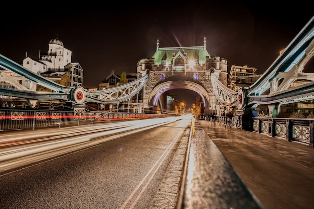 Nahaufnahme von Motion Speed Lights in London City bei Nacht