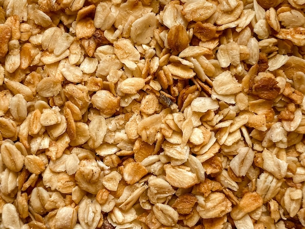 Nahaufnahme von müsli-frühstücks-snack aus haferflocken und honig