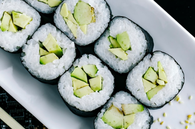 Nahaufnahme von Nori-Sushi-Rollen mit Avocado