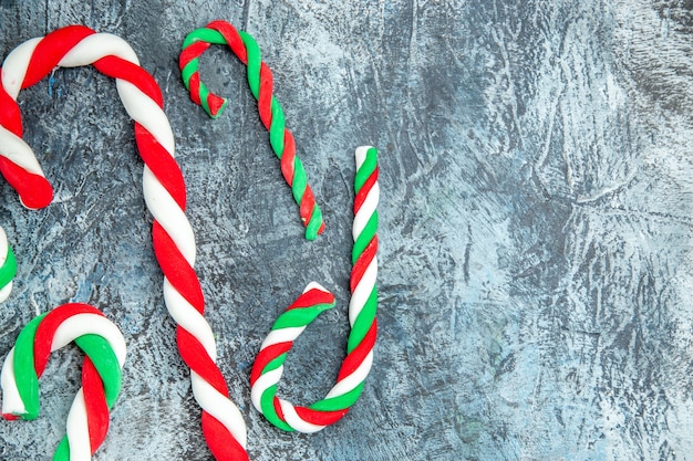 Kostenloses Foto nahaufnahme von oben bunte weihnachtssüßigkeiten auf grauem hintergrund