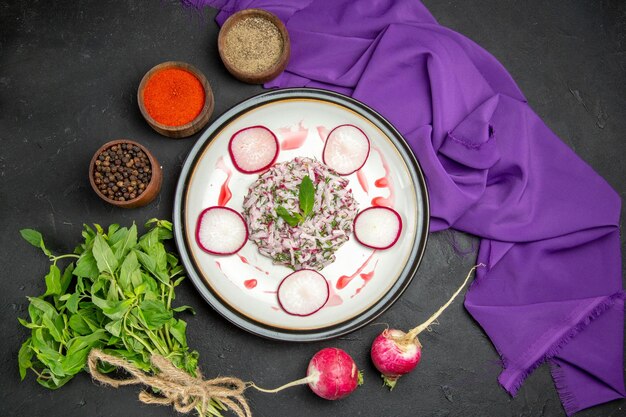 Nahaufnahme von oben ein Gericht ein appetitliches Gericht mit Rettich-bunten Gewürzen auf der lila Tischdecke