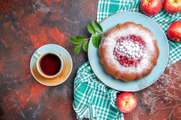 Kostenloses Foto nahaufnahme von oben ein kuchen ein kuchen mit den appetitlichen beeren äpfel auf der tischdecke eine tasse tee