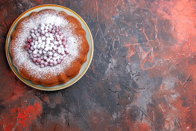 Nahaufnahme von oben ein Kuchen mit Beeren ein appetitlicher Kuchen mit roten Johannisbeeren und Zucker