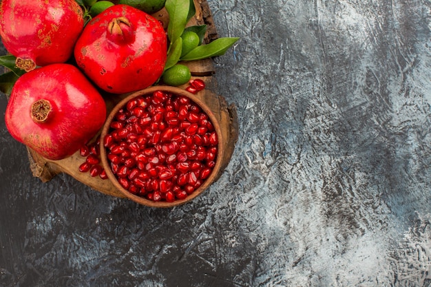 Nahaufnahme von oben Granatapfelkerne von Granatapfel in Schüssel und appetitliche Granatäpfel