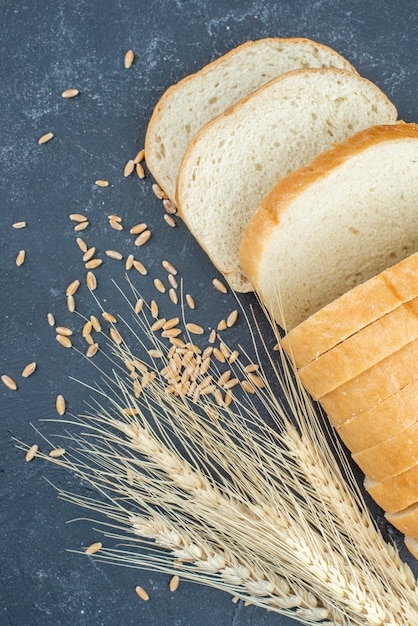 Nahaufnahme von oben Weißbrot auf dunkler Oberfläche