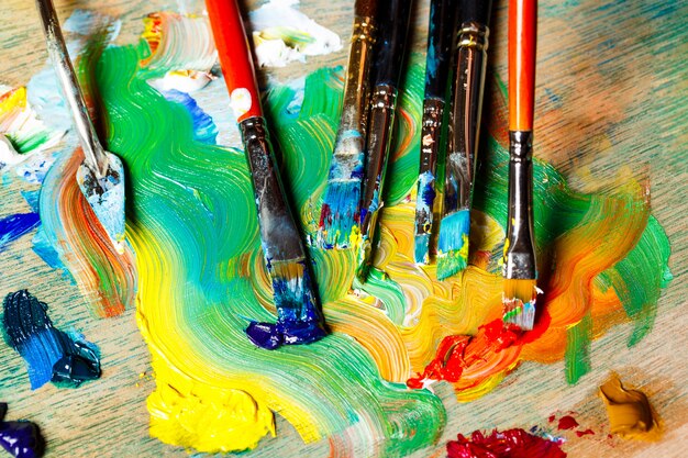 Nahaufnahme von Ölfarben und Pinseln auf Palette