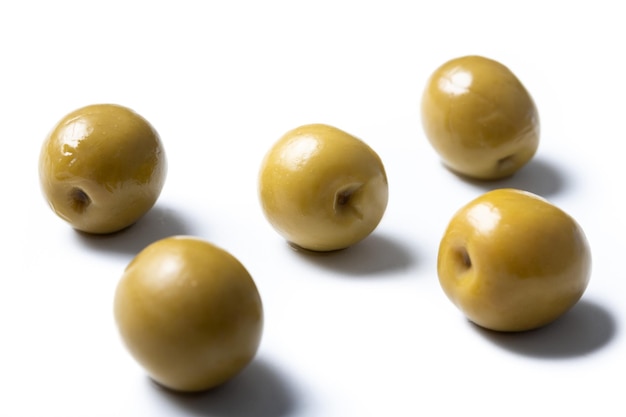 Nahaufnahme von Oliven mit Olivenblättern isoliert auf weißem HintergrundxA
