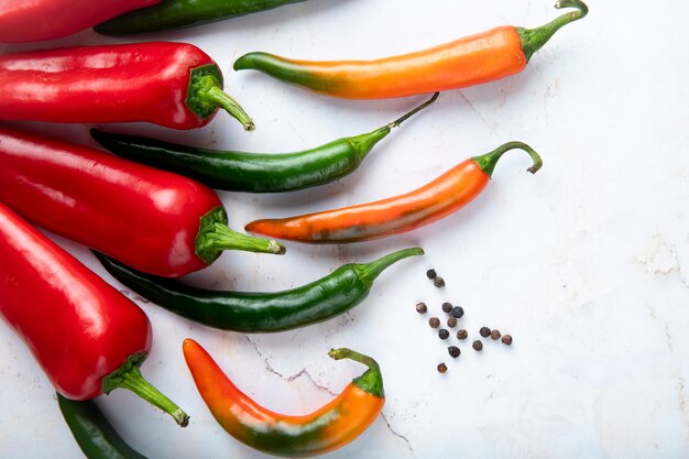 Nahaufnahme von Paprika und Pfeffergewürz auf weißem Hintergrund mit Kopienraum