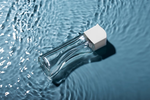 Kostenloses Foto nahaufnahme von parfüm, das auf dem wasser schwimmt