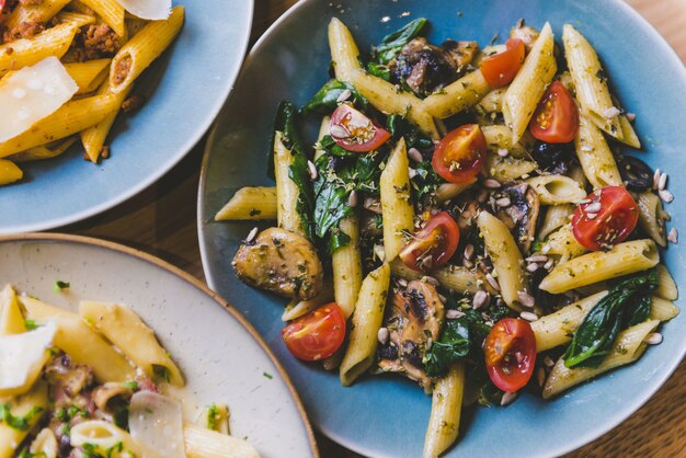 Nahaufnahme von Penne-Nudeln mit Tomaten