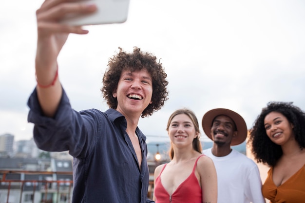 Nahaufnahme von Personen, die ein Selfie machen