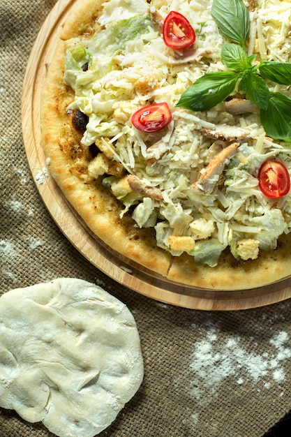 Nahaufnahme von Pizza Caesar auf rustikal