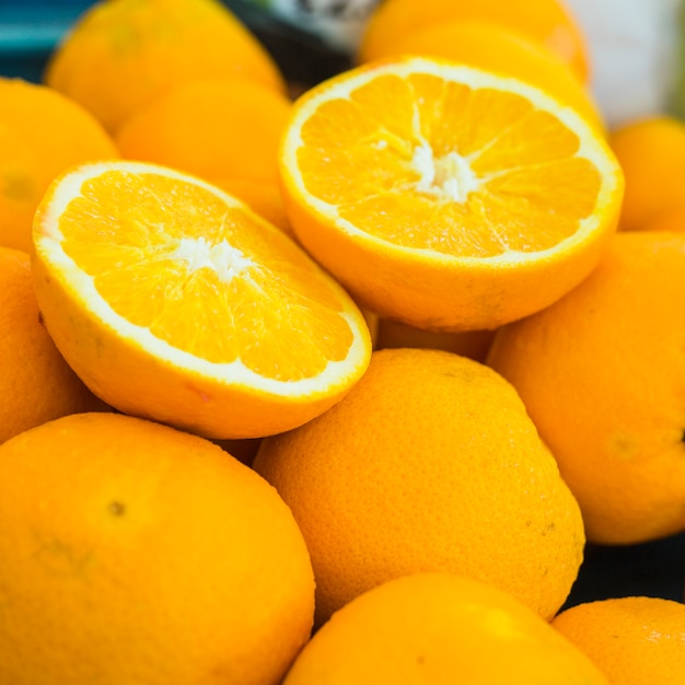 Nahaufnahme von reifen saftigen Orangen
