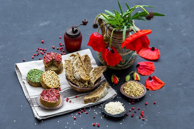 Nahaufnahme von rohem veganem Brot mit Mohn auf einer dunklen Tischplatte