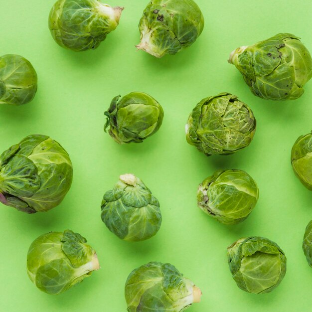 Nahaufnahme von Rosenkohl auf grüner Oberfläche