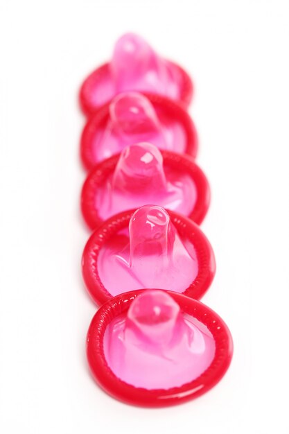 Nahaufnahme von roten Kondomen