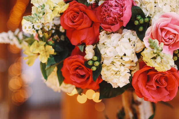 Nahaufnahme von roten Rosen setzte sich in weißen Blumenstrauß