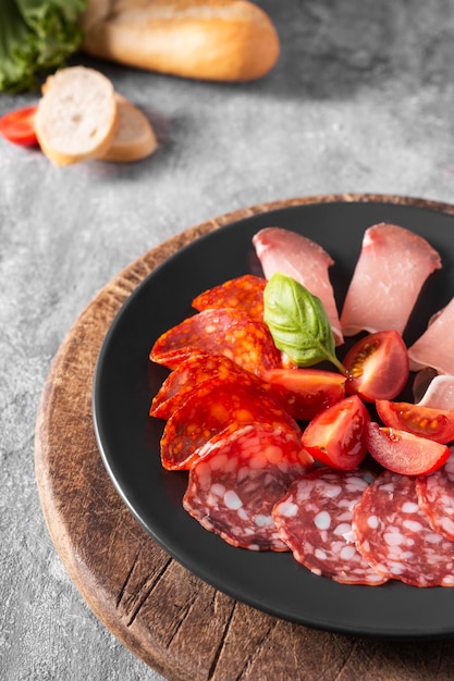 Nahaufnahme von Salami und Tomaten auf Teller