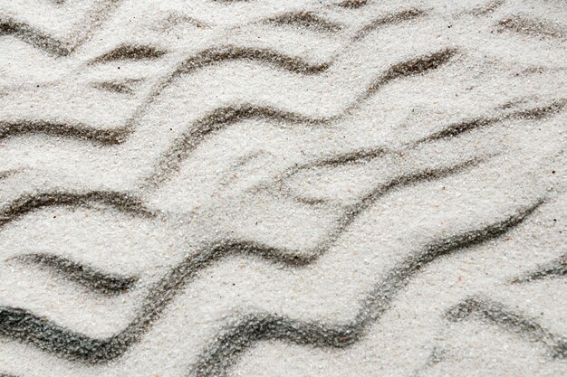 Nahaufnahme von Sand mit Wellenlinien