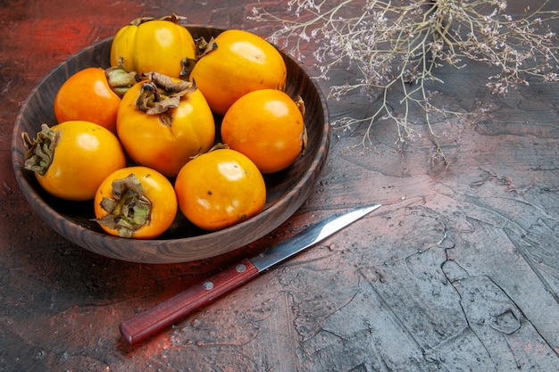 Kostenloses Foto nahaufnahme von schönen diospyros-kaki-früchten