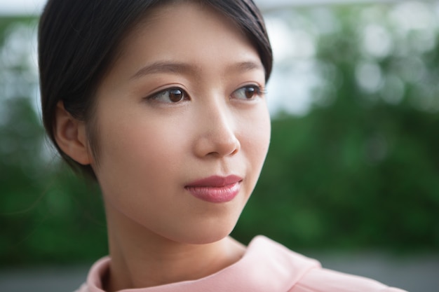 Nahaufnahme von schönen Inhalt junge asiatische Frau