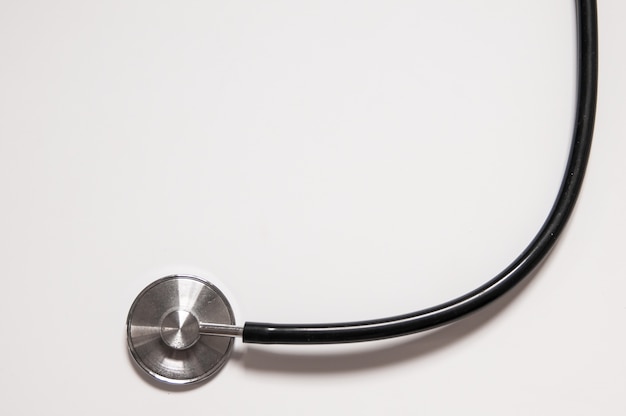 Kostenloses Foto nahaufnahme von schwarzen stethoskop auf weißem rücken