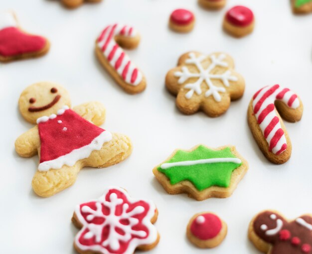 Nahaufnahme von selbst gemachten Lebkuchenplätzchen auf weißem Hintergrund