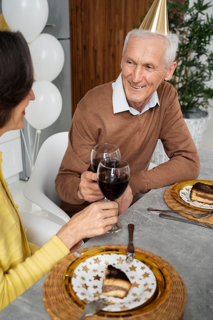 Kostenloses Foto nahaufnahme von senioren, die geburtstag feiern