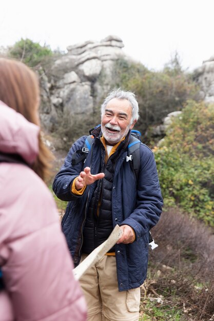 Nahaufnahme von Senioren, die zusammen wandern