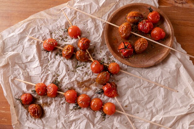 Nahaufnahme von Snacks mit Tomaten