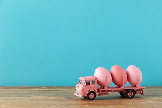 Nahaufnahme von Spielzeugwagen mit Ostereiern