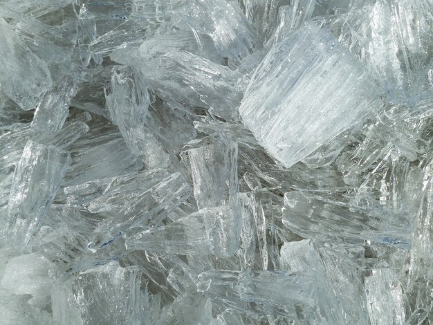 Nahaufnahme von strukturierten weißen Eiskristallen