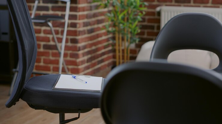 Kostenlose Foto nahaufnahme von stühlen im kreis, die für ein gruppentreffen mit menschen und therapeuten verwendet werden. büro mit möbeln für therapiesitzungen gegen alkoholismus und drogensucht. reha-raum