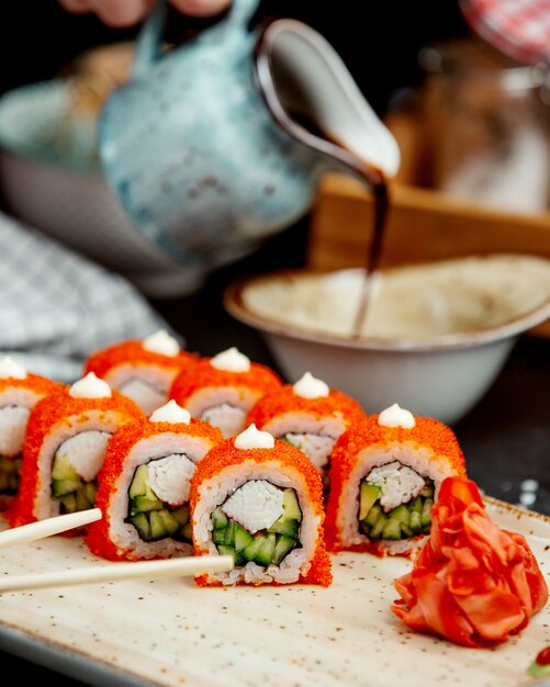 Nahaufnahme von Sushi-Rollen mit Krabbenstangen Gurke und Avocado