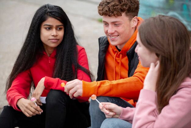 Nahaufnahme von Teenagern, die rumhängen