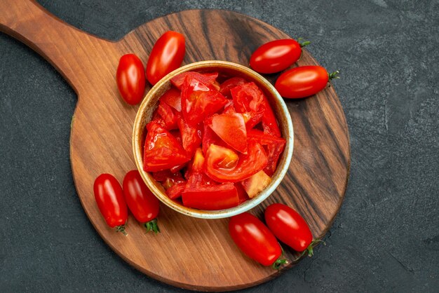 Nahaufnahme von Tomaten auf Tellerständer auf dunkelgrauem Hintergrund