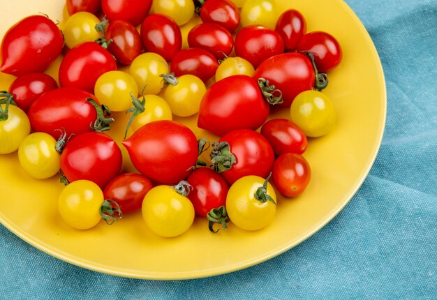 Nahaufnahme von Tomaten in Platte auf blauem Stoff