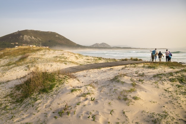 Nahaufnahme von Touristen, die an einem sonnigen Tag zum Larino Beach gehen?