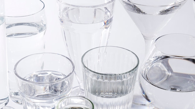 Nahaufnahme von transparenten Gläsern mit Wasser