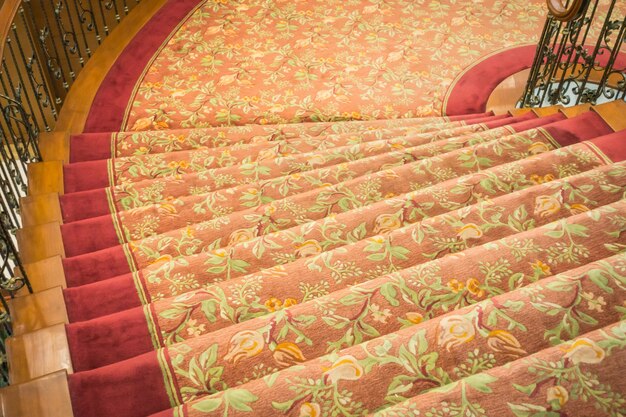 Nahaufnahme von Treppen bedeckt mit Teppich.