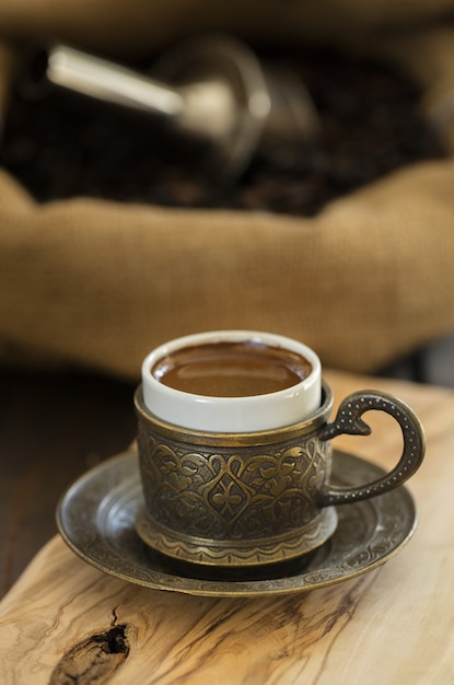 Nahaufnahme von türkischem Kaffee serviert in einer traditionellen Tasse