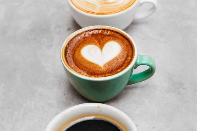 Nahaufnahme von verschiedenen heißen Kaffee