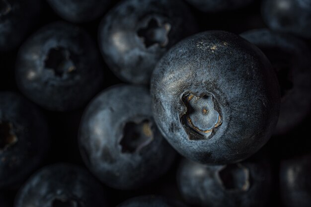 Nahaufnahme von vielen Blaubeeren aufeinander