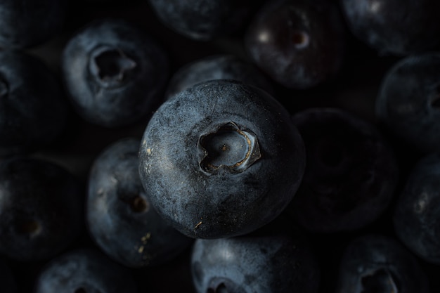 Nahaufnahme von vielen Blaubeeren aufeinander