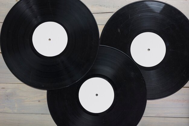 Nahaufnahme von Vinylsätzen auf Holztisch