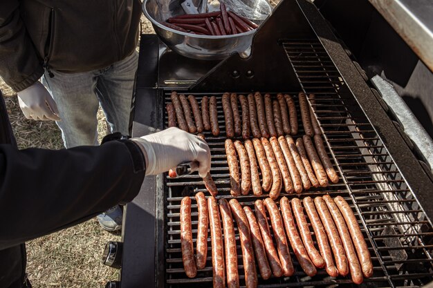 Nahaufnahme von Würstchen auf dem Grill?